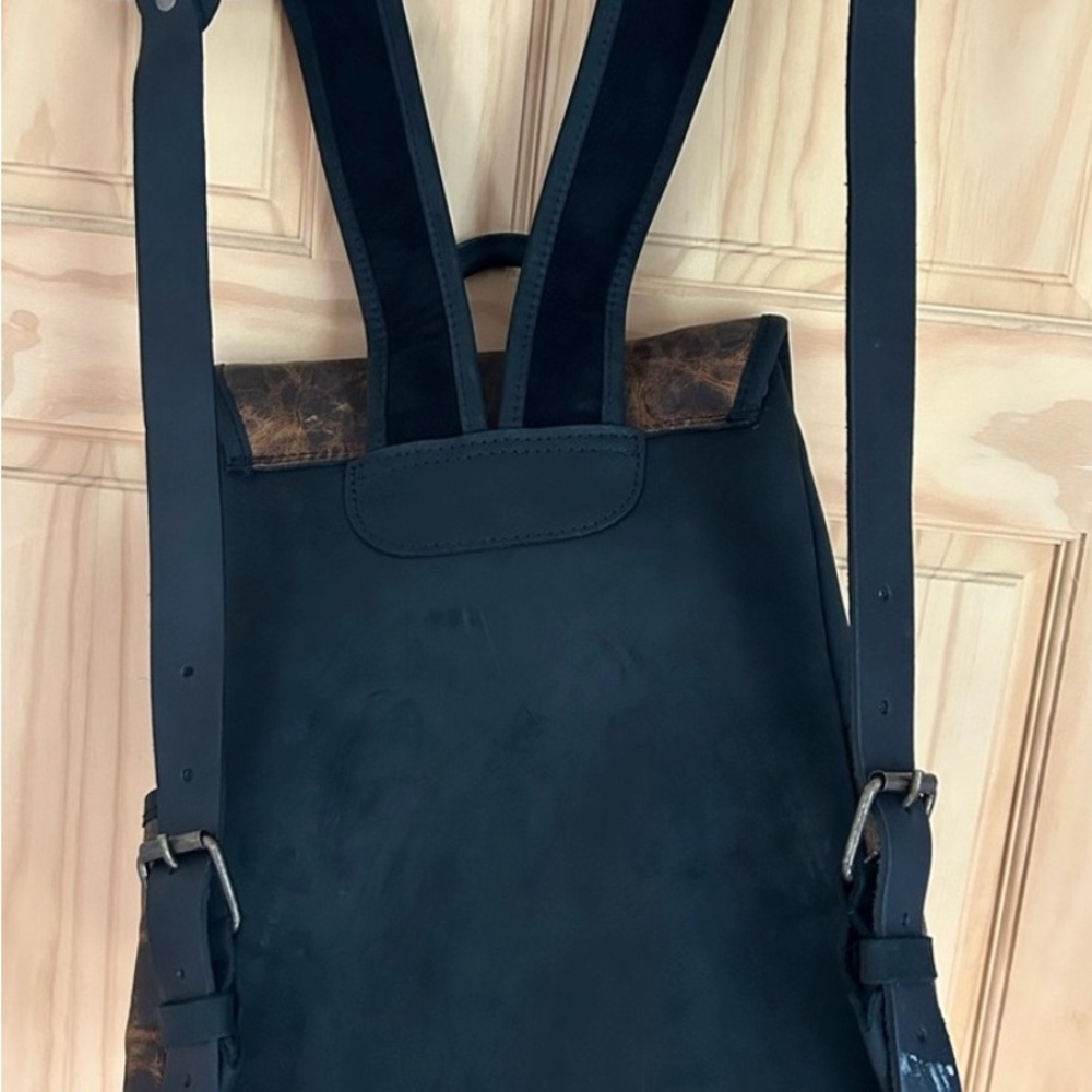 NWOT MODERN RUGGED LEATHER BAG BACKPACK - Picture 3 of 6